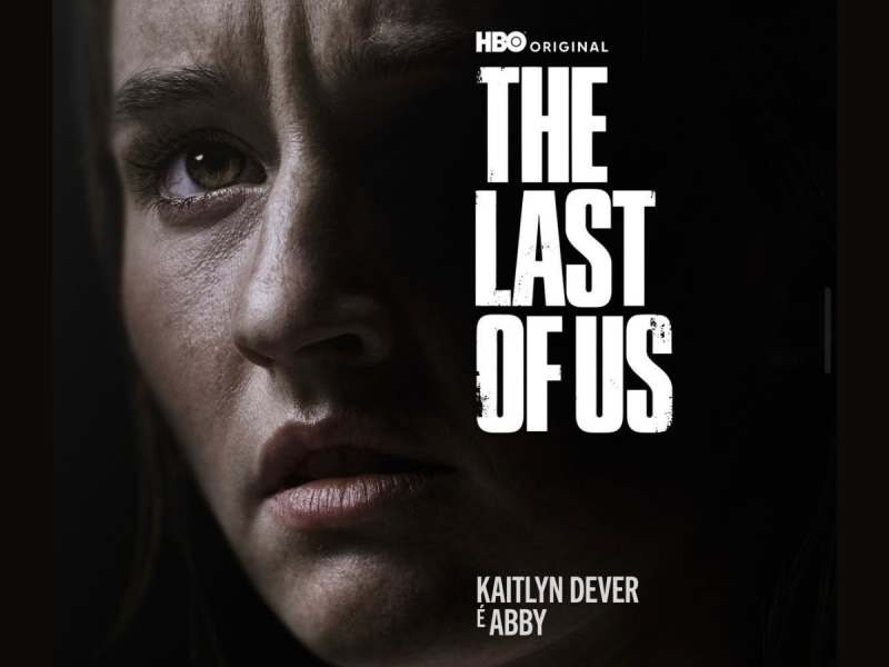 Abby de The Last of Us Imagem mostra cartaz de divulgação da série The Last Of Us mostrando metado do rosto da personagem Abby interpretada pela atriz Kaitlyn Dever