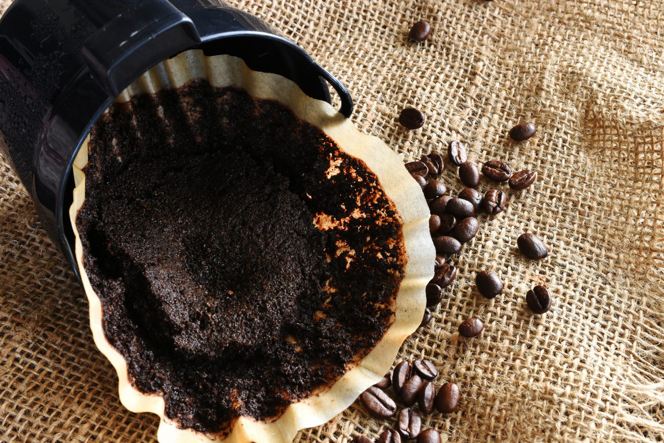 Borra de café saindo de uma cafeteira