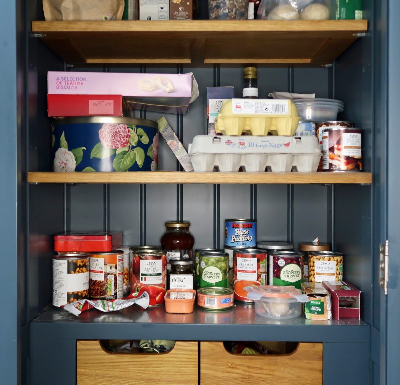 Despensa organizada Produtos dispostos em prateleiras para ilustrar como organizar a despensa