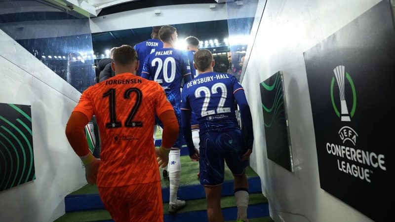 Chelsea Jogadores do Chelsea subindo para o gramado para duelo pela Conference League