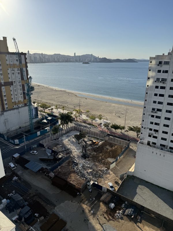 Terreno após demolição Foto mostra terreno após demolição de prédio residencial beira-mar em Balneário Camboriú