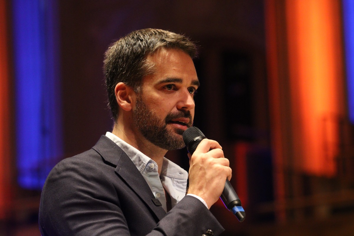 Imagem de Eduardo Leite, 41º governador do Rio Grande do Sul, em São Paulo no ano de 2023. Ele é um homem branco, com cabelos curtos e barba, e fala com um microfone. Imagem ilustra matéria "Eduardo Leite é casado? Conheça detalhes sobre a vida pessoal do governador".