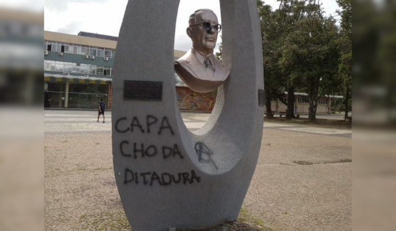 Busto em homenagem ao ex-reitor da UFSC, João David Ferreira Lima, que dá nome ao campus da UFSC, com pichações