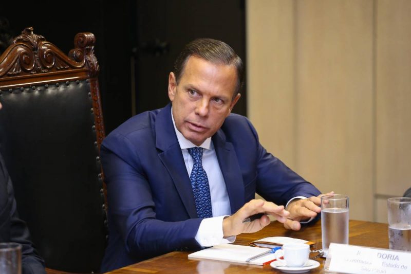 Dívida de Doria Dívida de Doria. Na foto, o ex-governador, de terno azul, está sentado em uma mesa de negociações