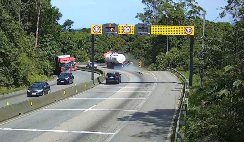 Explosão no Morro dos Cavalos, foto mostra momento em que caminhão bate em guard-rail antes de incendiar