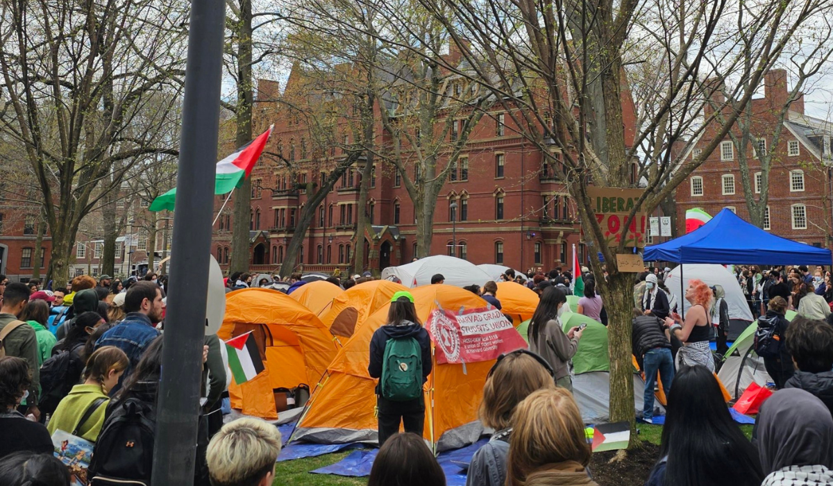 Em abril de 2024, estudantes organizaram manifestações contra a guerra em Gaza em frente a Universidade de Harvard, nos Estados Unidos Em abril de 2024, estudantes organizaram manifestações contra a guerra em Gaza em frente a Universidade de Harvard, nos Estados Unidos