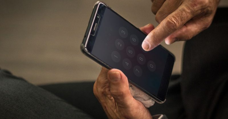 Homem usando celular para golpe Homem é preso após atrair menina para encontro em SC usando perfil falso nas redes sociais