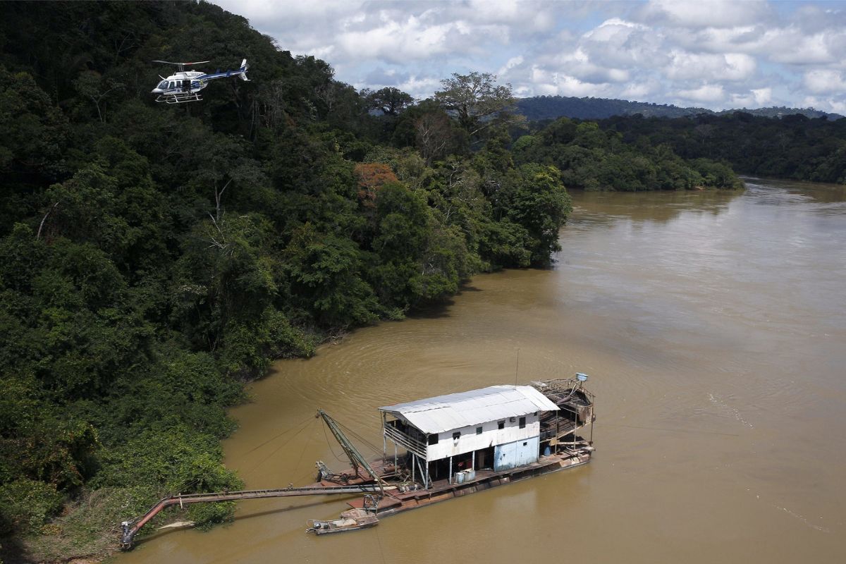 Grupo Especializado de Fiscalização (GEF) realiza operação de combate a garimpo ilegal de ouro no Rio Jamanxim, no Pará, limite da Floresta Nacional Itaituba II.Foto: Felipe Werneck/Ibama