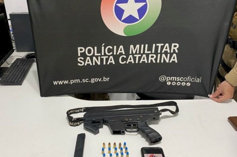 submetralhadora durante abordagem Homem foi preso com submetralhadora durante abordagem em Chapecó