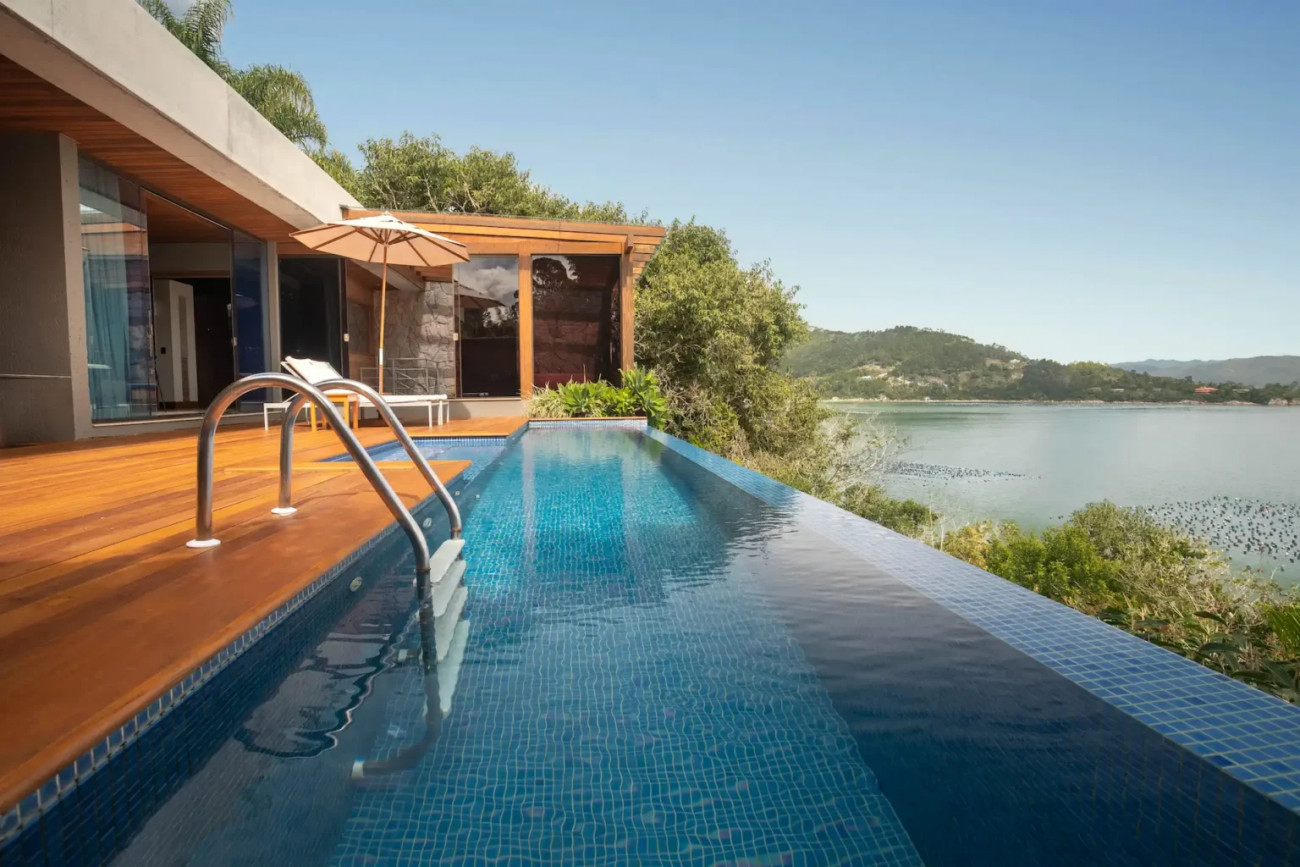 O local oferece piscinas aquecidas privativas, saunas e hidromassagens em vilas selecionadas - Divulgação