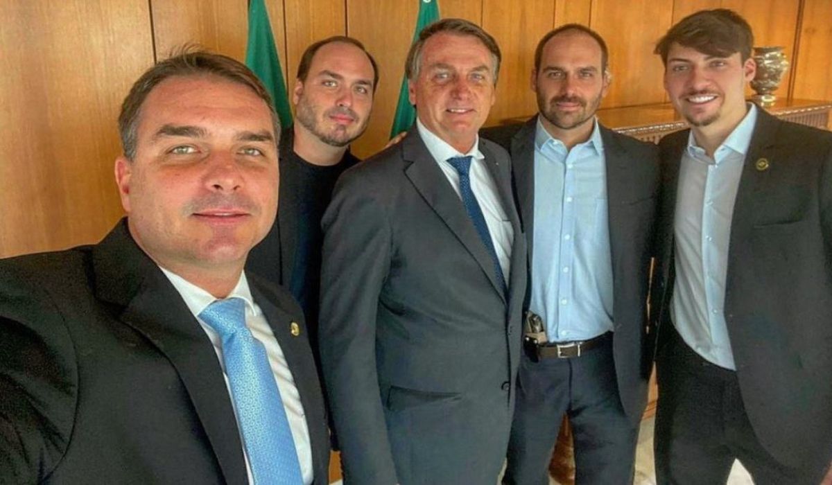 Foto: Eduardo Bolsonaro/@bolsonarosp/Twitter - Foto: Da esquerda para direita: Flavio, Carlos, Jair, Eduardo e Jair Renan.