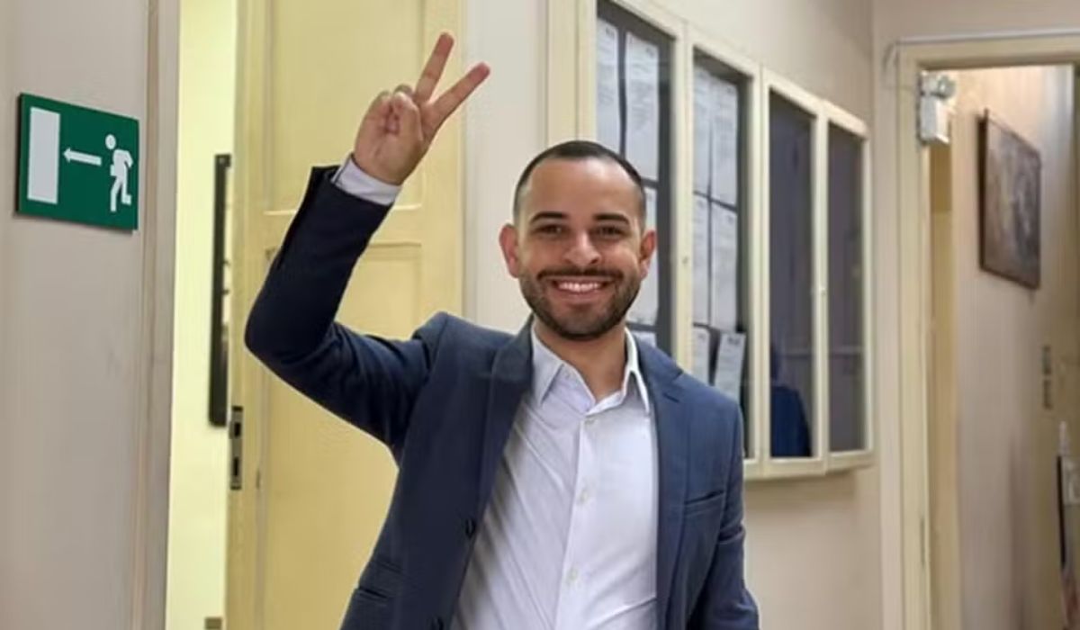 Vice-prefeito de Lages, Jair Júnior, vira réu por violência doméstica, foto mostra homem branco fazendo sinal da paz e sorrindo