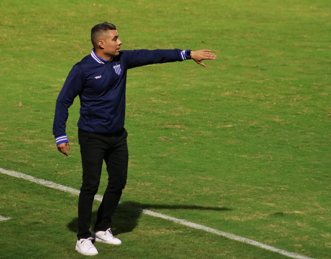 T&eacute;cnico Jair Ventura esbraveja na beira do campo no jogo contra o Oper&aacute;rio – Foto: Rodrigo Polidoro/ND