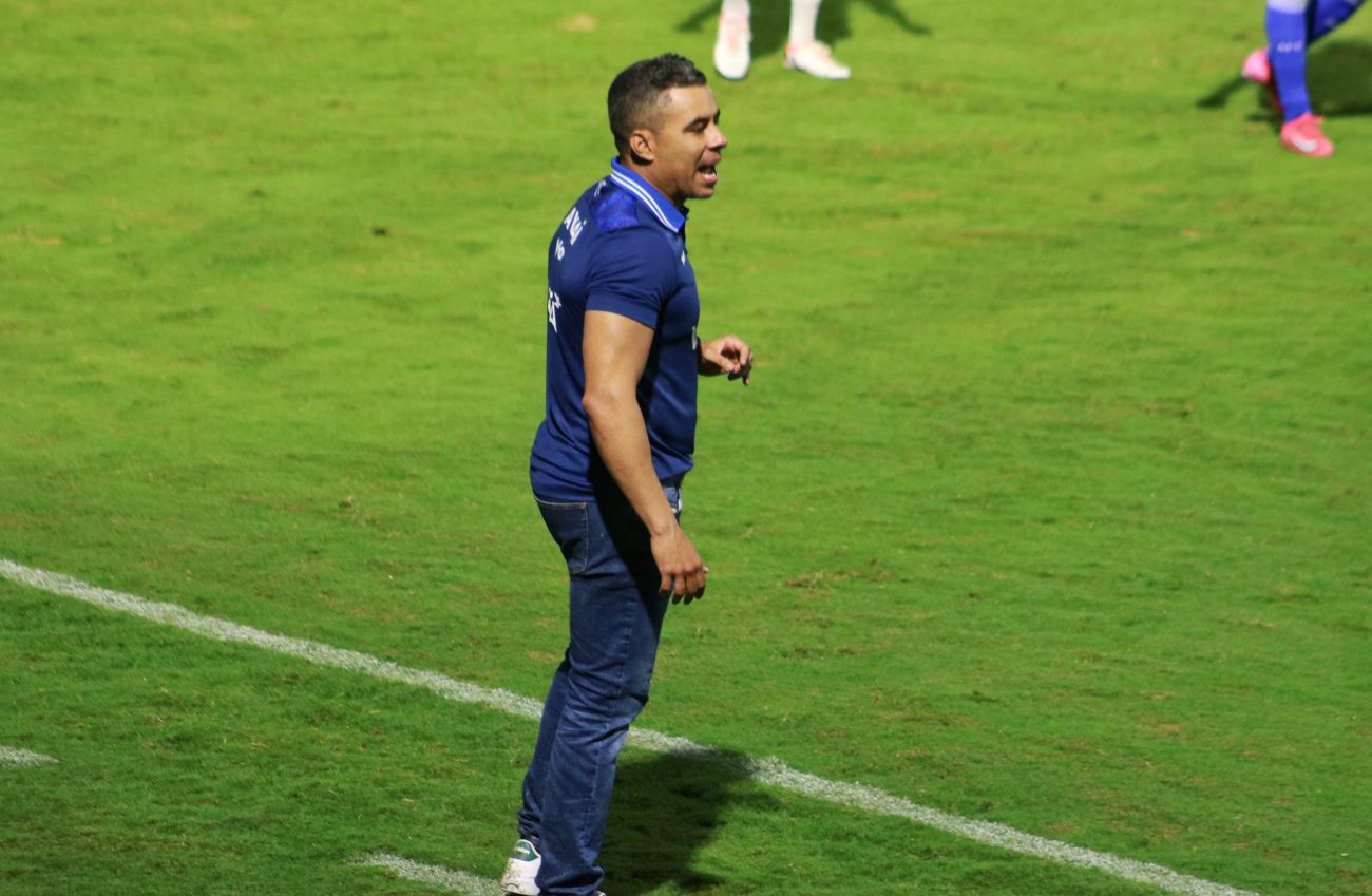 Jair Ventura comanda o time do Avaí na Série B do Brasileiro
