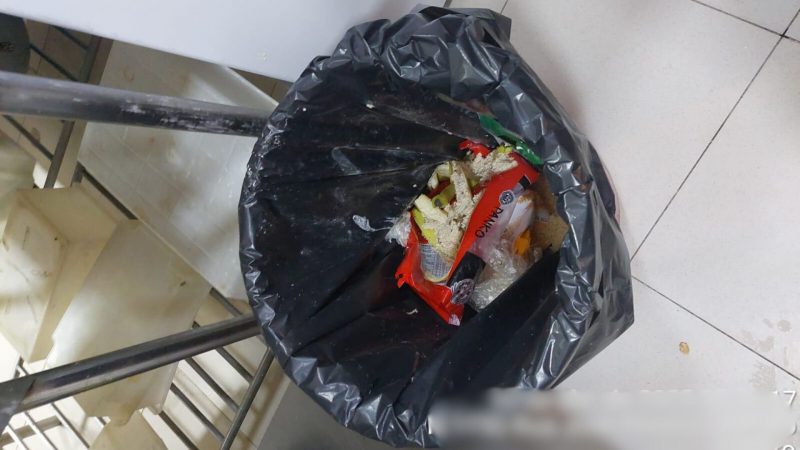 Imagem mostra lixeira de restaurante onde larva em sushi foi encontrada 