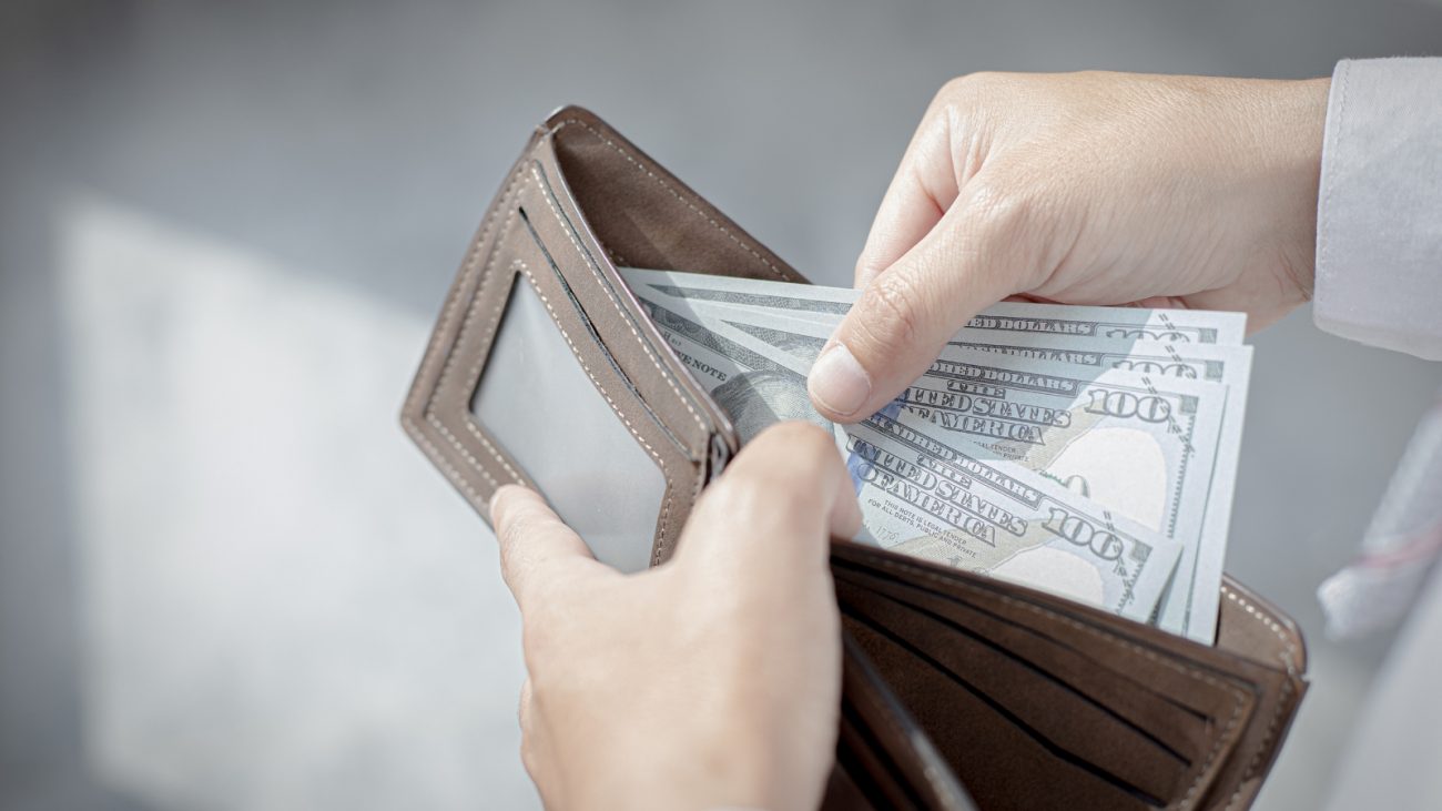 Mulher esquece dinheiro em motel, mas s&oacute; se d&aacute; conta no outro dia – Foto: Canva/ND