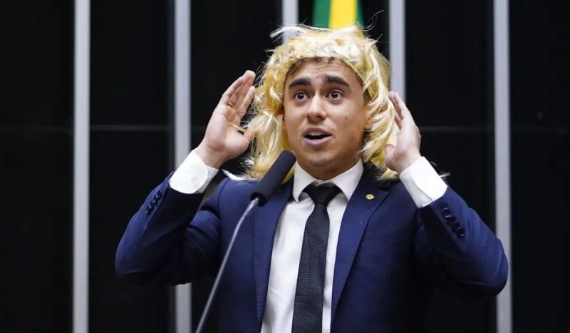 Nikolas Ferreira com peruca amarela