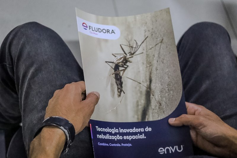 Servidor com cartilha sobre inseticida Foto mostra servidor da prefeitura segurando cartilha sobre a utilização do novo inseticida.