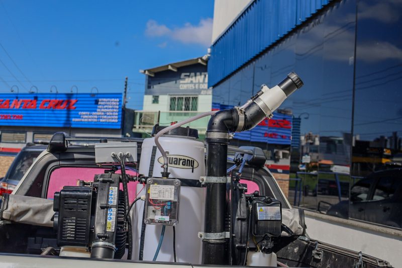 Equipamento que aplica o inseticida Imagem nova veículo que aplica o fumacê com inseticida contra a dengue pela cidade