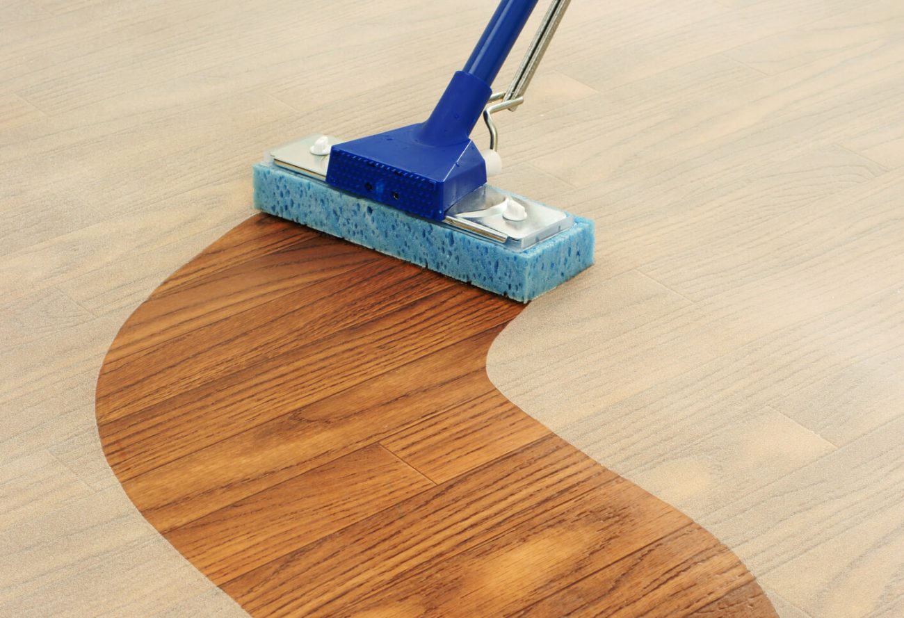 Mop Pessoa a limpar o chão com limão
