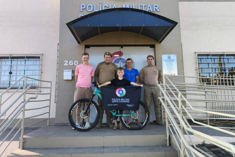 Lucas encontrou a Pol&iacute;cia Militar que devolveu a bicicleta na &uacute;ltima semana – Foto: Divulga&ccedil;&atilde;o/Pol&iacute;cia Militar/ND