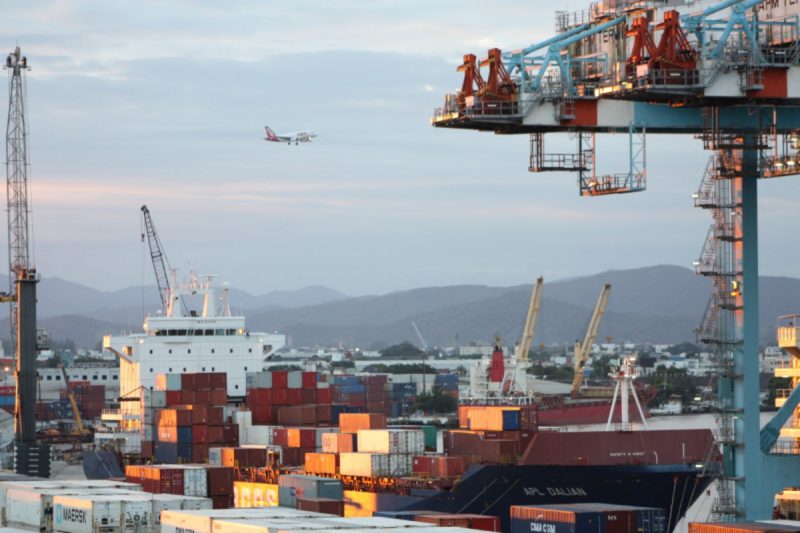 Navio no Porto de Itajaí Imagem de navio no Porto de Itajaí ilustra a matéria sobre movimentação de cargas a granel