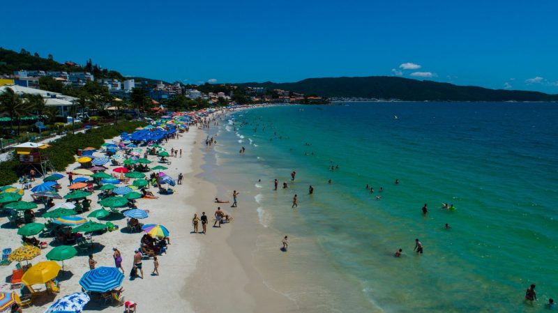 Cobrada de motoristas durante a alta temporada, a taxa nasceu como um instrumento para financiar a conservação ambiental Cobrada de motoristas durante a alta temporada, a taxa nasceu como um instrumento para financiar a conservação ambiental