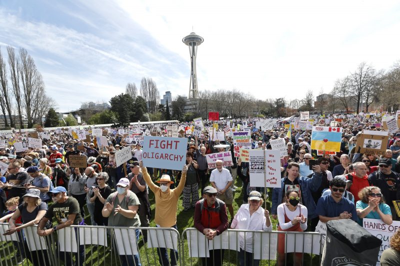 Os protestos, que acontecem em v&aacute;rias cidades dos Estados Unidos e tamb&eacute;m da Europa, foram intitulados de “Hands Off!”. Foto: Karen Ducey/Associated Press/Estad&atilde;o Conte&uacute;do/ND