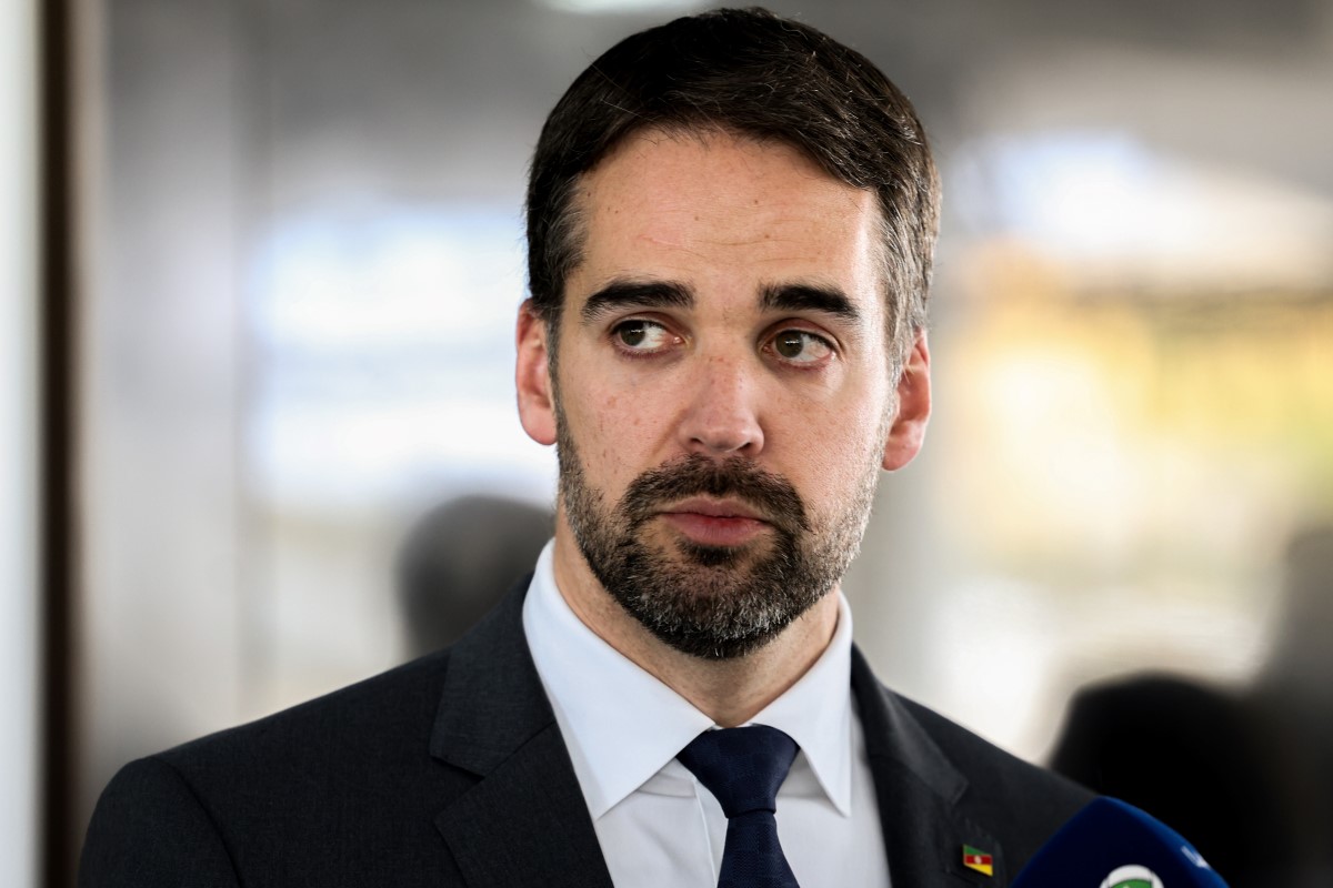 Imagem com foco no rosto de Eduardo Leite, 41º presidente do Rio Grande do Sul. Ele é um homem branco, com barba, cabelos curtos e feições sérias.