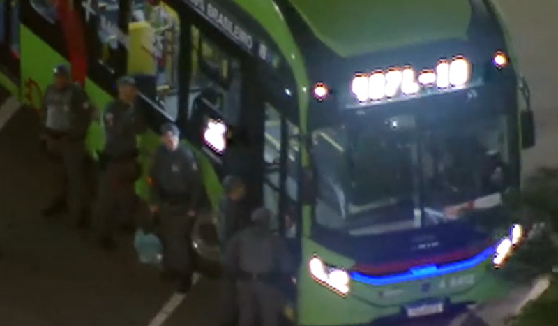 Ex-funcionário sequestra ônibus em Sâo Paulo Ex-funcionário sequestra ônibus em Sâo Paulo