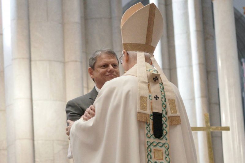 Qual a religião de Tarcísio de Freitas?