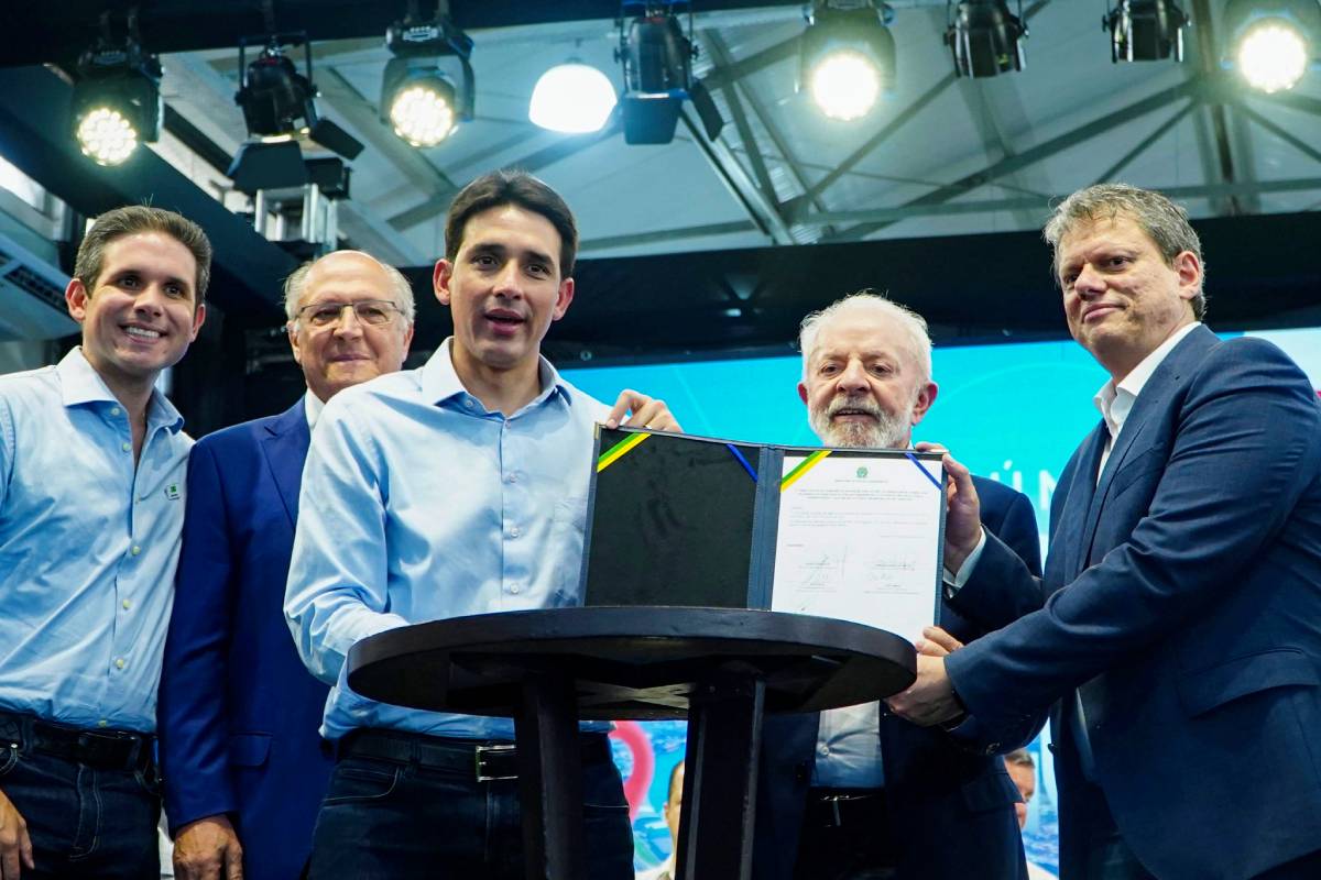 Tarcísio passou parte do mandato mantendo boa relação com o governo Lula, com quem tem obras em parceria, como o túnel Santos-Guarujá – Foto: Sergio Barzaghi/Governo SP