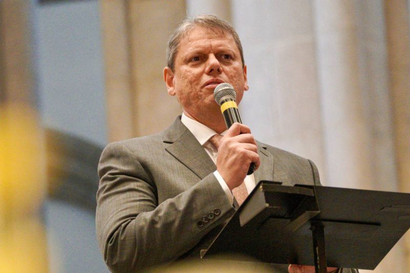 Qual a religião de Tarcísio de Freitas Qual a religião de Tarcísio de Freitas? Governador de São Paulo está de terno cinza, com microfone da mão em evento religioso