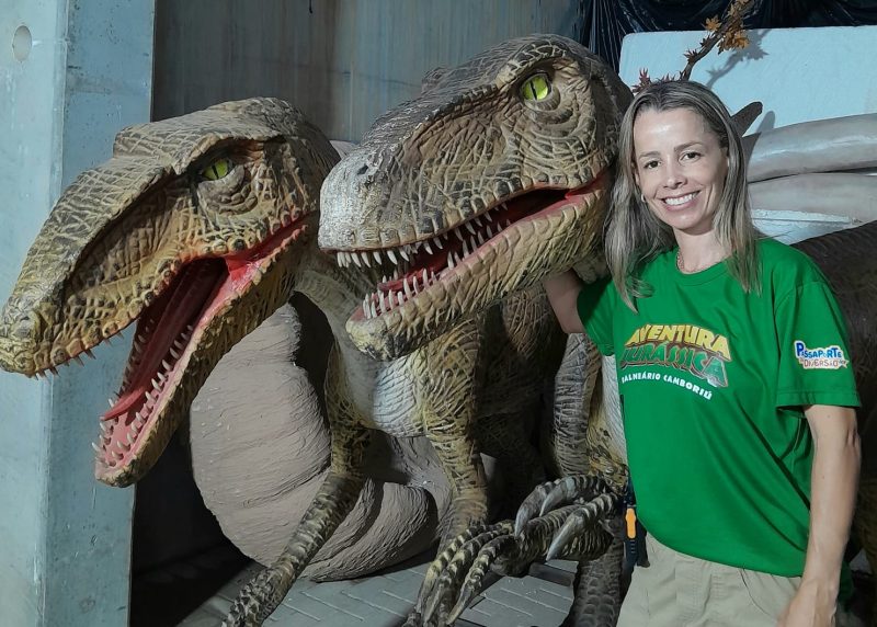 Daniela Duarte Corrêa Foto de Daniela Duarte Corrêa com dois bonecos de dinossauros