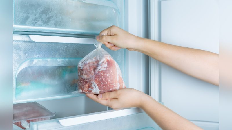 Carne no congelador Imagem de pessoa colocando carne no congelador