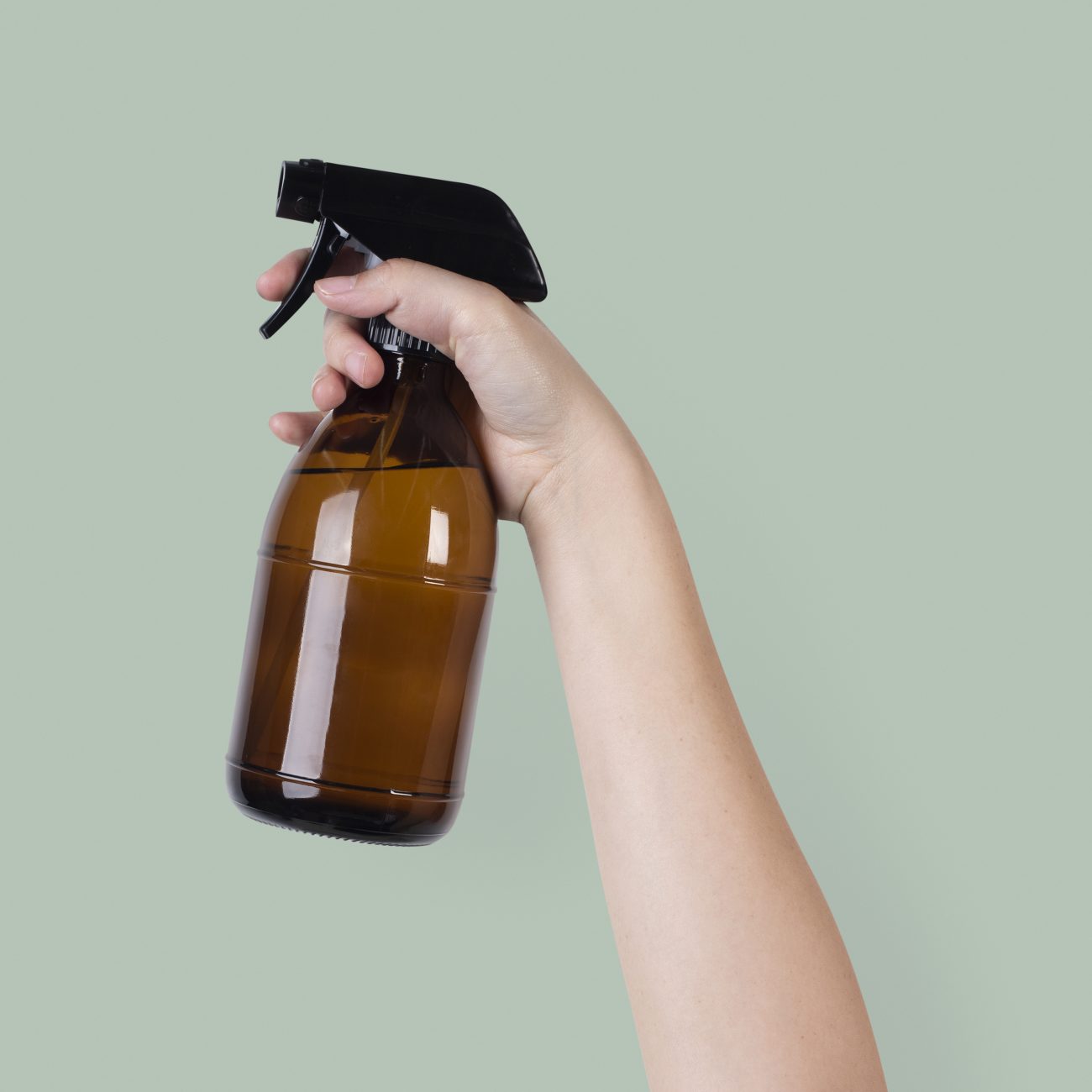 Spray na mão de uma pessoa pronto para a limpeza da casa