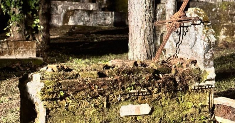 Cemitério dos Imigrantes Italianos de Azambuja Um dos túmulos preservados no Cemitério dos Imigrantes Italianos de Azambuja