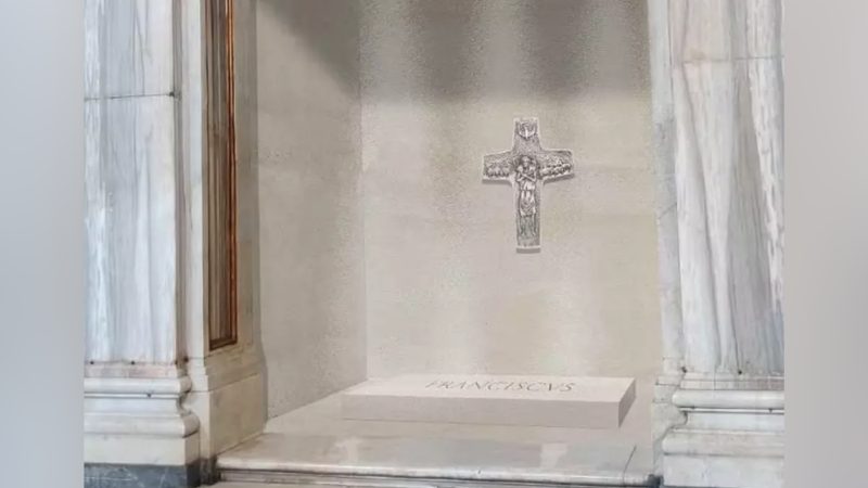 Imagem do túmulo do Papa Francisco com uma cruz prateada