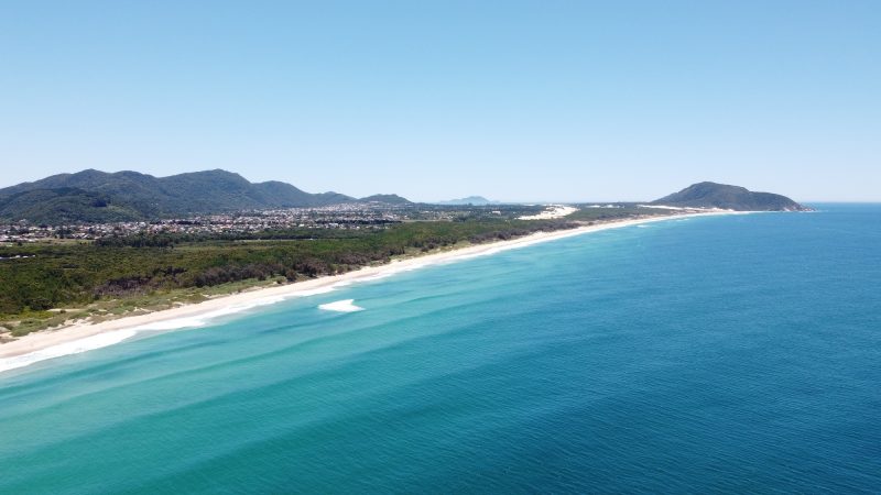 A extensa e tranquila Praia de Moçambique é boa pedida para quem quer fazer turismo do sono na capital de Santa Catarina - PMF/Divulgação