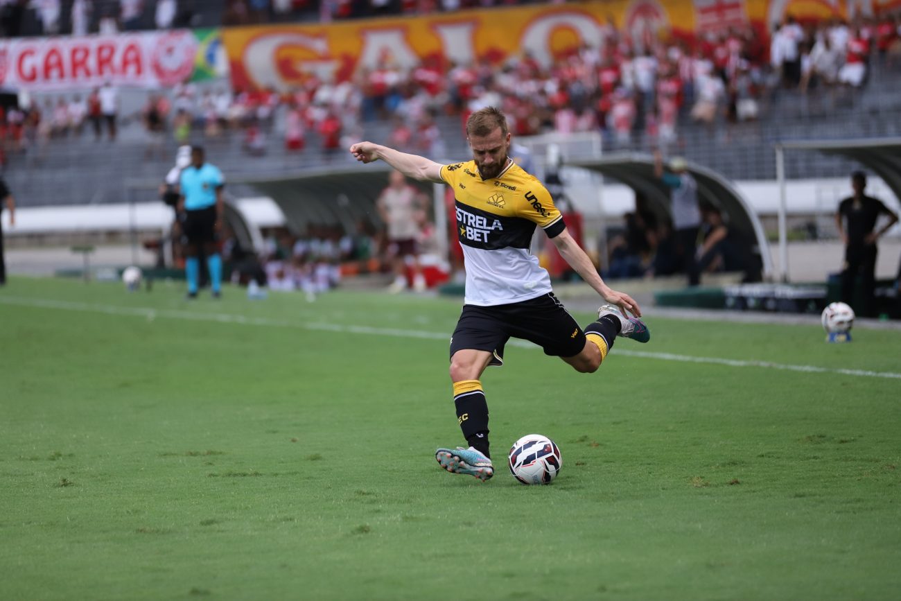 Marcelo Hermes com a bola Marcelo Hermes com a bola, na derrota para o CRB