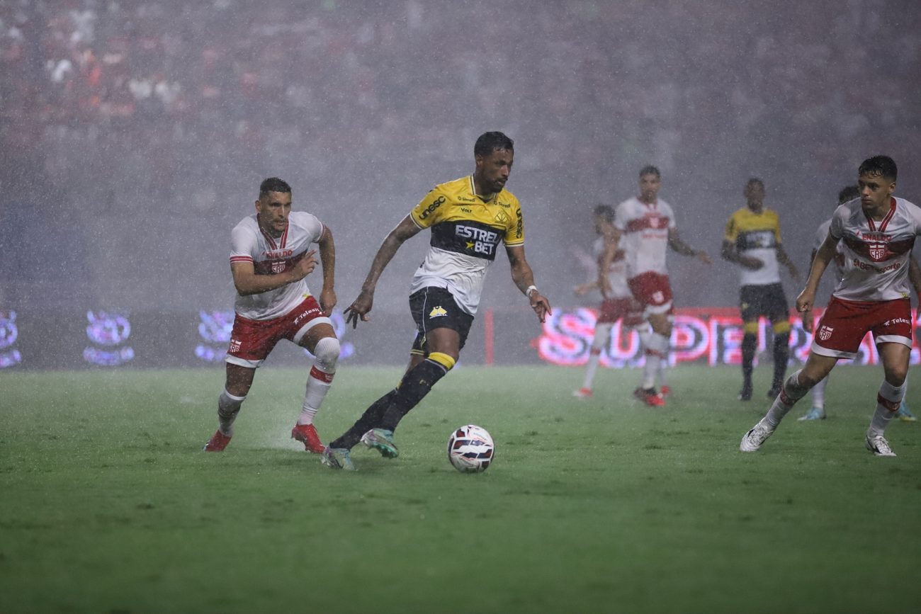 Jogador do Criciúma tem a bola dominada Jogador do Criciúma tem a bola dominada, em partida contra o CRB