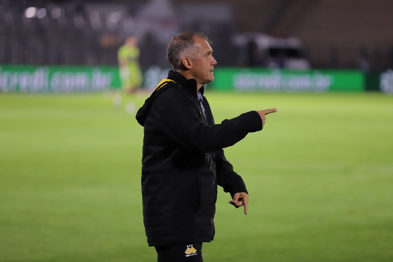 Técnico Eduardo Baptista durante goleada Técnico Eduardo Baptista durante goleada que agravou crise no Criciúma