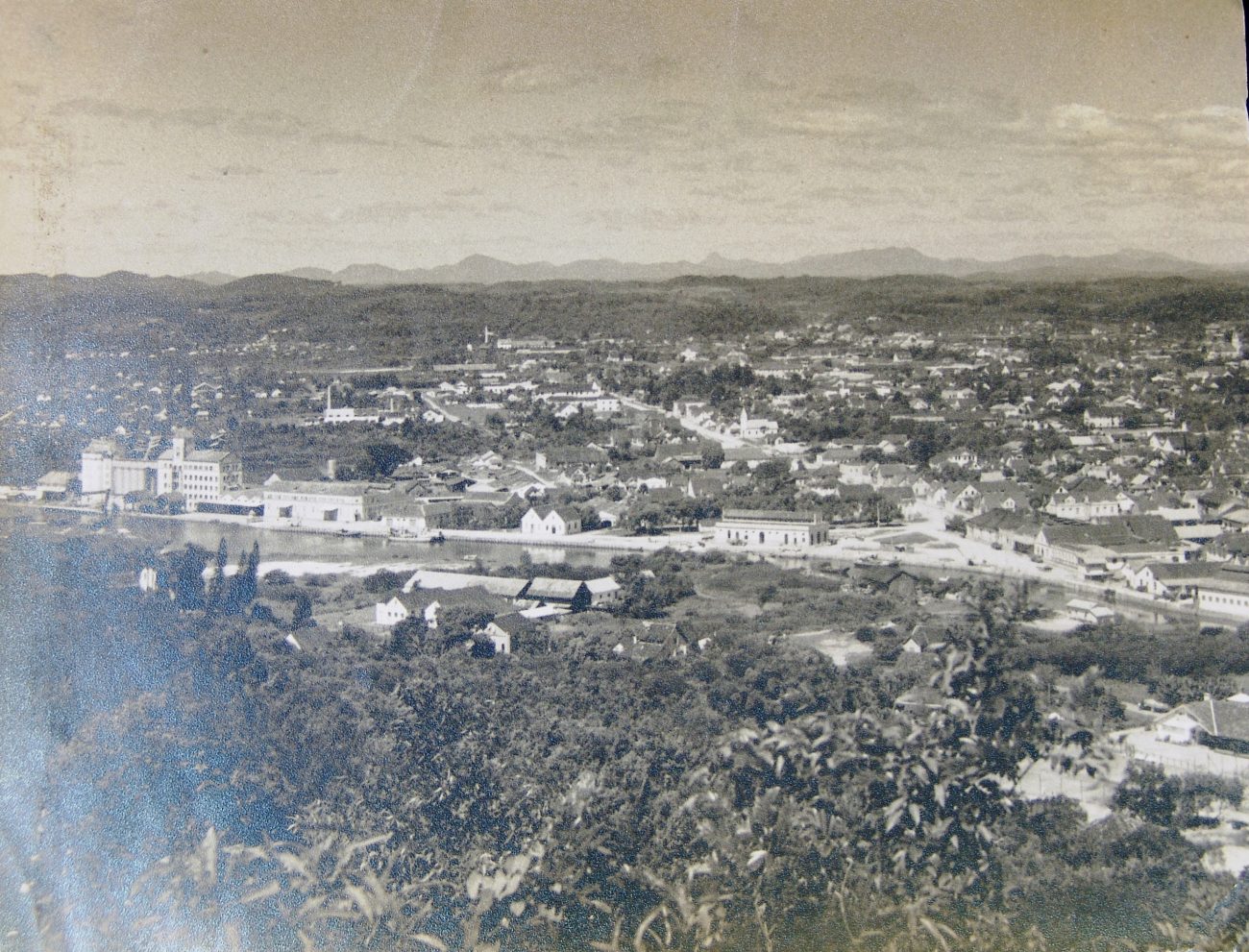 Panorama de Joinville onde aparece o Moinho Joinville em 1950