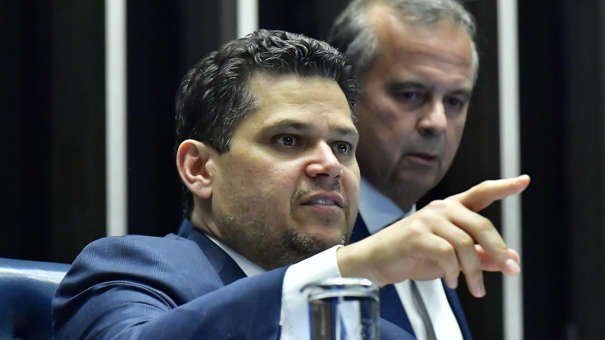 Bastidor da PEC da Segurança expõe guerra fria entre Alcolumbre e Marinho pelo comando do Senado - Foto