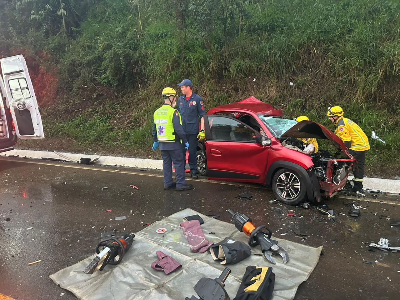Colisão frontal na BR-282 deixa dois mortos e um ferido em SC - Divulgação/Corpo de Bombeiros/ND