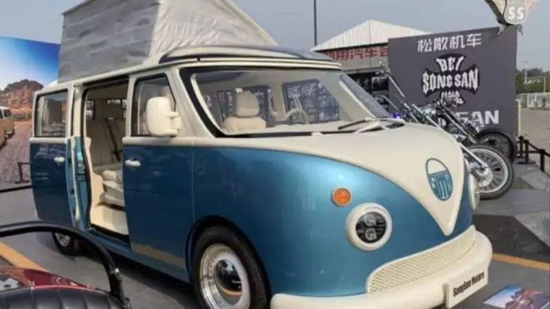 na foto aparece a kombi futurista de 8 portas sendo lançada no mercado chinês na foto aparece a kombi futurista de 8 portas sendo lançada no mercado chinês