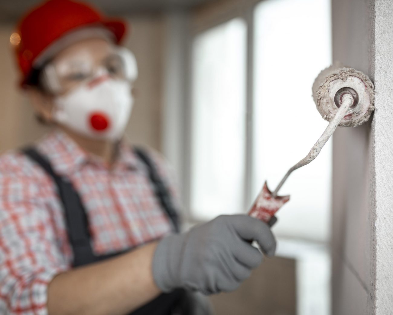 homem reformando a casa na melhor época do ano para pintar