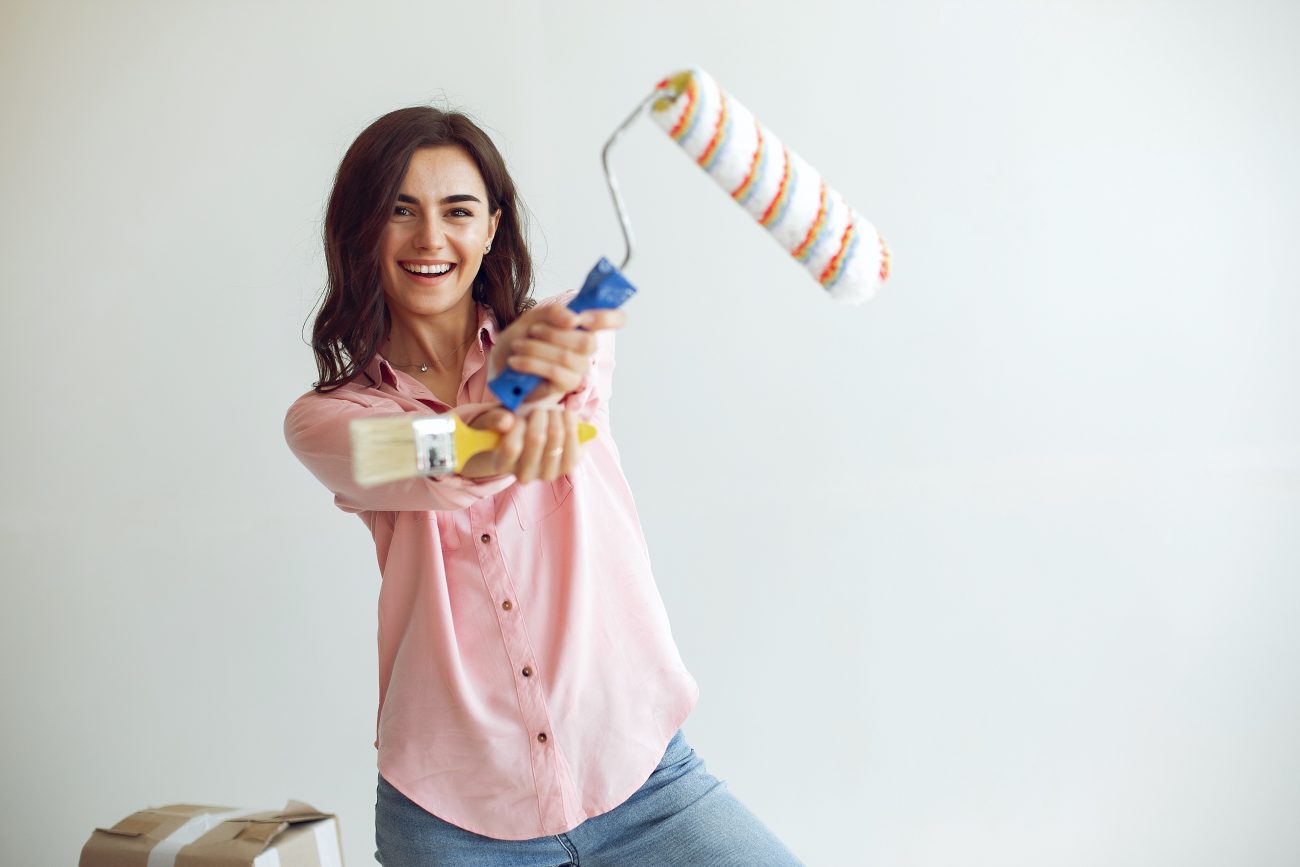 mulher que escolheu a melhor época para pintar, e feliz, evitou retrabalho