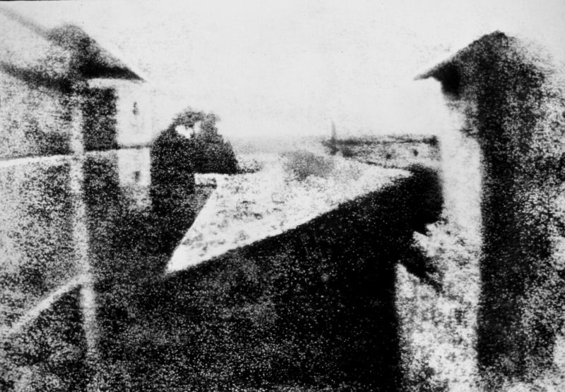 Foto "Vista da Janela em Le Gras", feita por Nicéphore Niépce em 1826