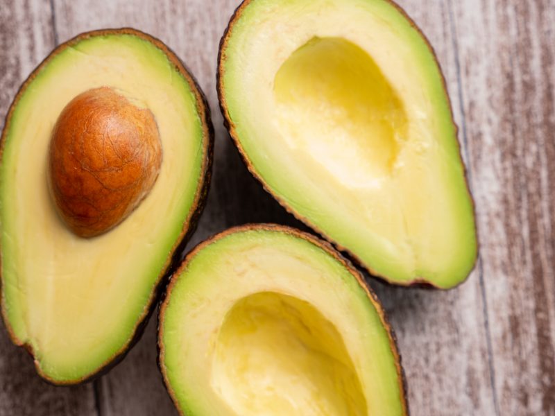 Abacates cortados ao meio Abacates cortados ao meio prontos para consumo